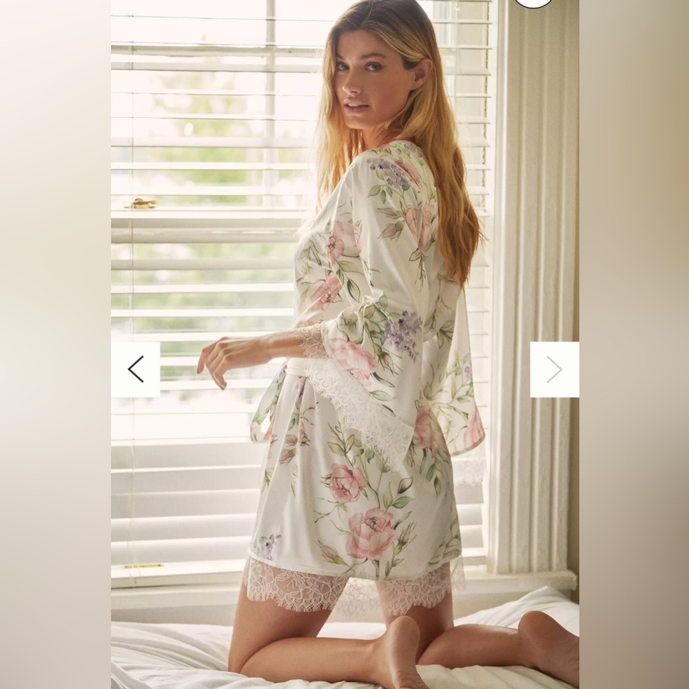 Anthropologie‎ Homebodii Sophia Floral Robe Bridal Ivory Satin Lace Dainty